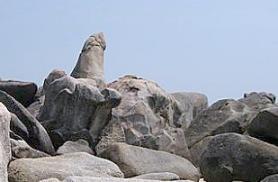 Thajská pláž Lamai Beach a skalní útvar Hin Ta