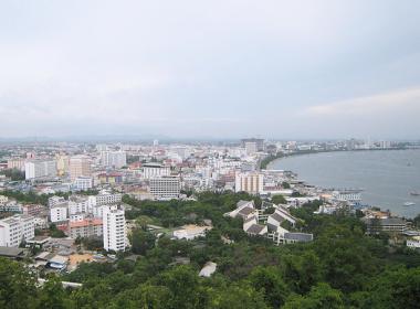 Thajský kopec Khao Phra Bat a výhled na město Pattaya