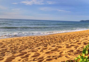 Phuketská pláž Mai Khao Beach