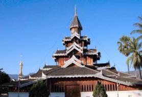 Dřevěný chrám Wat Hua Wiang 