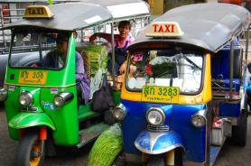 Bangkok - tříkolové motocyklové rikši tzv. "Tuk-tuk"