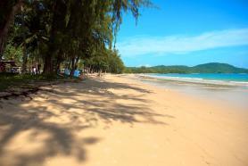 Thajská pláž Klong Muang