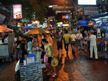 Jedna z rušných nočních ulic v Thajsku