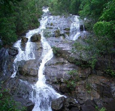 Thajská provincie Ranong s vodopádem Nam Tok Ngao